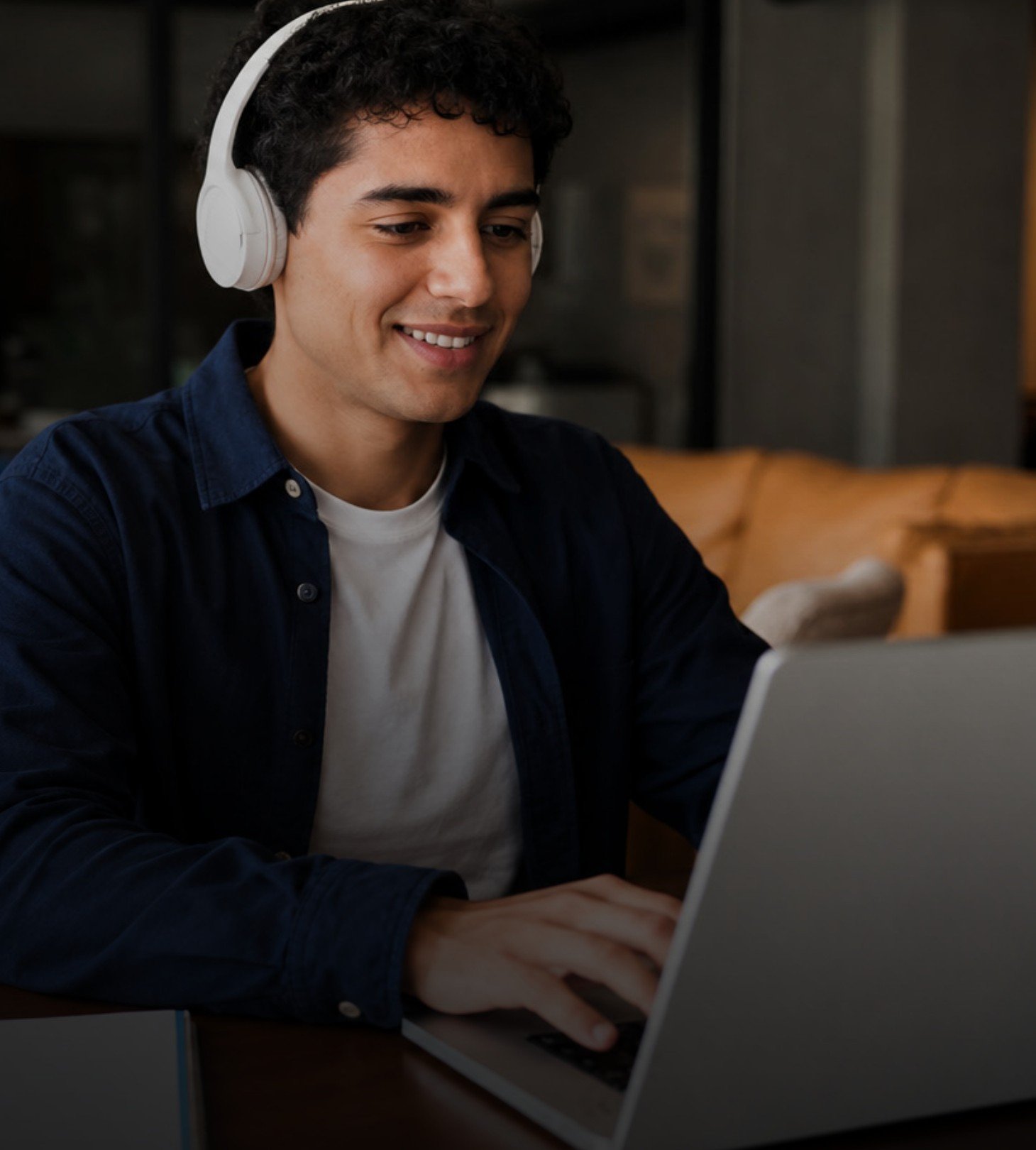 Estudiante usando laptop